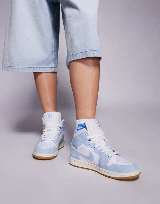 Nike Air Jordan 1 Mid – Białe buty sportowe z niebieskimi elementami, 5 z 5