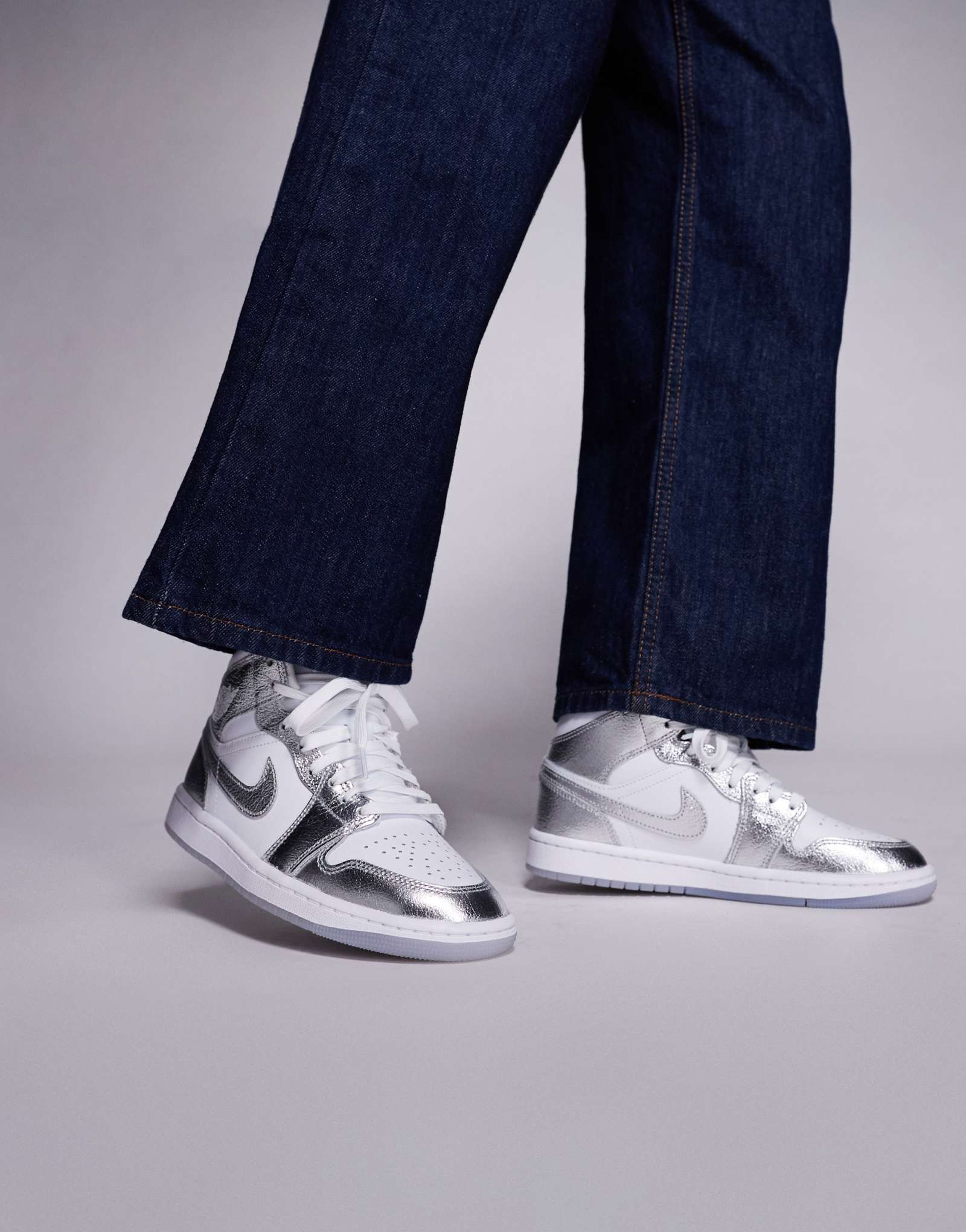 Женские кроссовки Jordan Air Jordan 1 Mid SE, серебристо‑белые