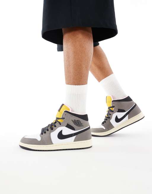 Nike Air Jordan 1 Mid SE trainers in off white