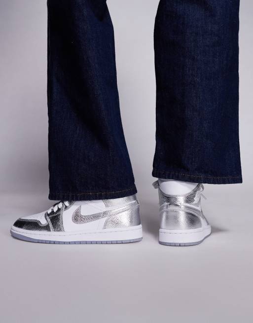 Nike - Air Jordan 1 Mid - Sneakers i hvid/metallisk sølvfarve, 5 af 5