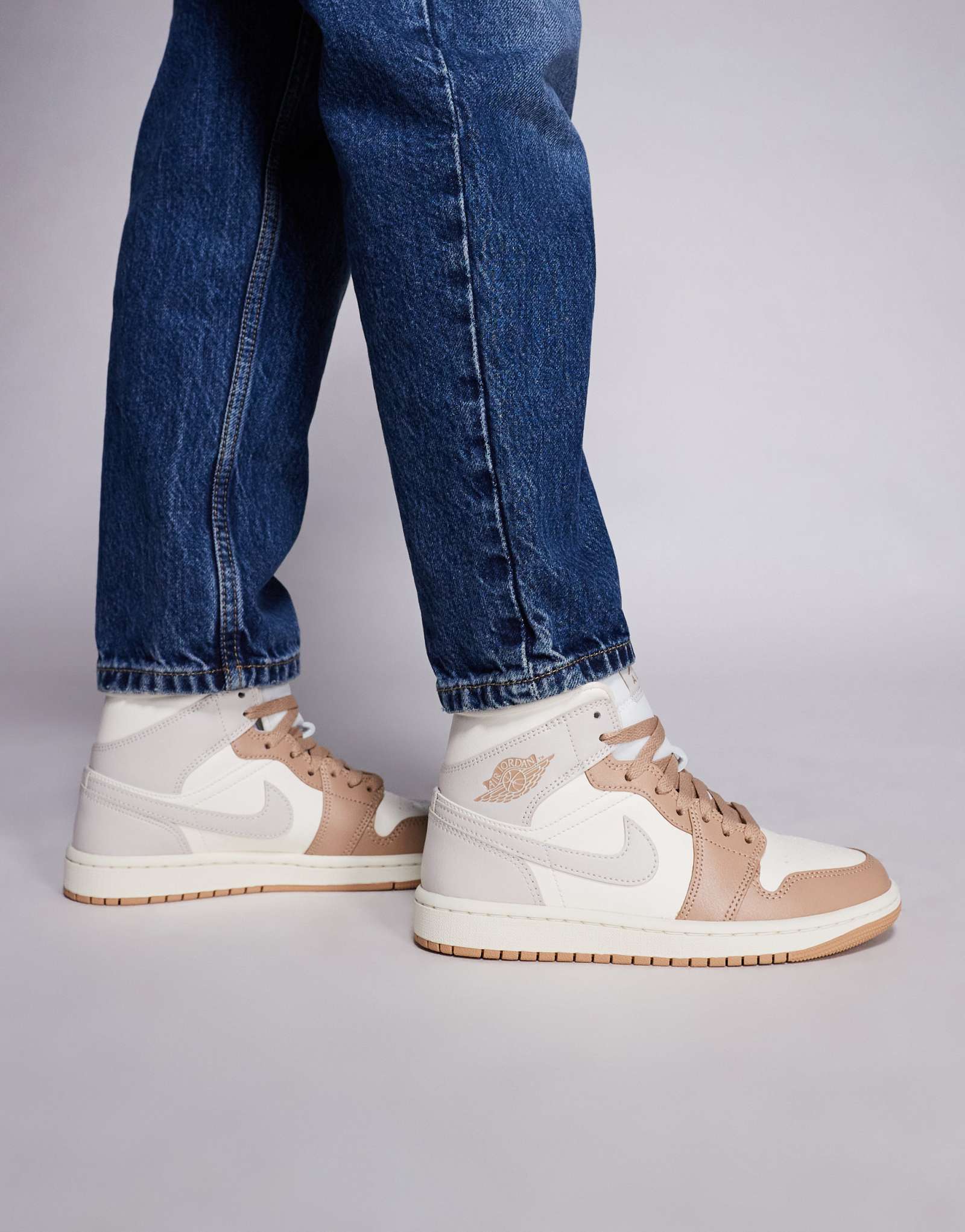 Кроссовки Nike Air Jordan 1 среднего размера коричневого и бежевого цветов