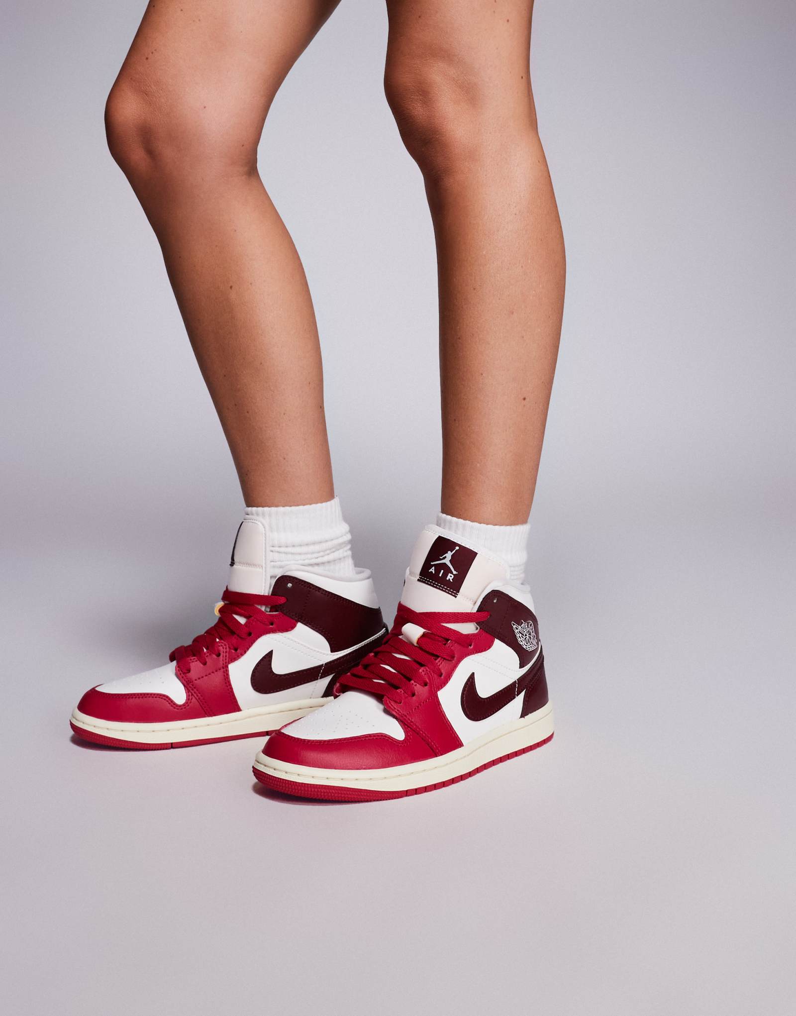 Кроссовки Nike Air Jordan 1 Mid красного цвета