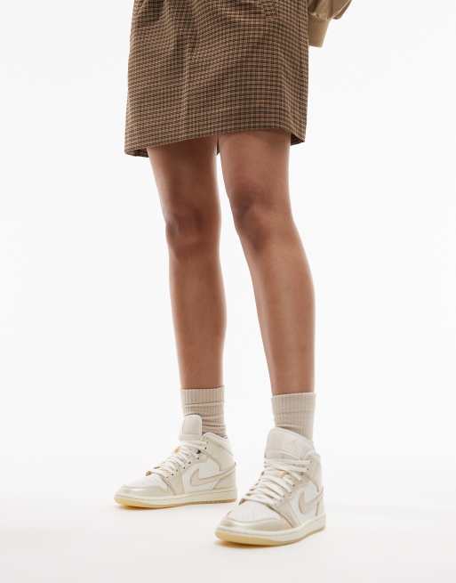 Nike Air Jordan 1 Mid sneakers in white and gold, 5 of 5