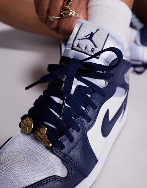 Nike Air Jordan ネイビー/ホワイト Nike Air Jordan 1 Mid sneakers in white and navy | ASOS