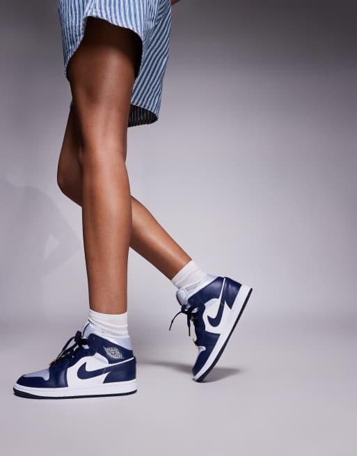 Nike Air Jordan ネイビー/ホワイト Nike Air Jordan 1 Mid sneakers in white and navy | ASOS