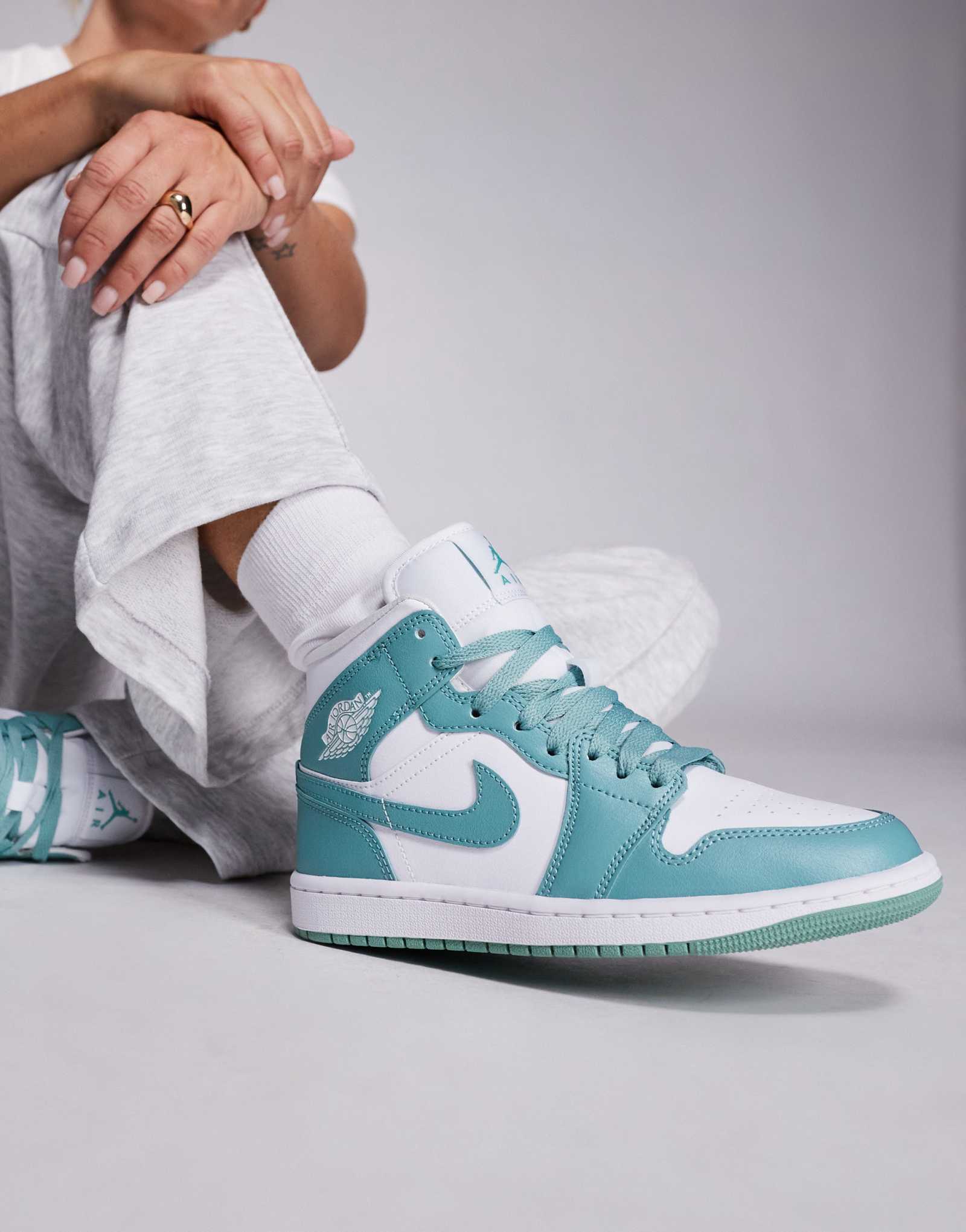 Кроссовки Nike Air Jordan 1 Mid белого и бирюзового цветов