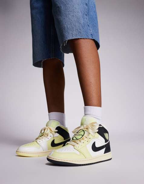 Nike Air Jordan 1 Mid trainers in white and light green - view 1