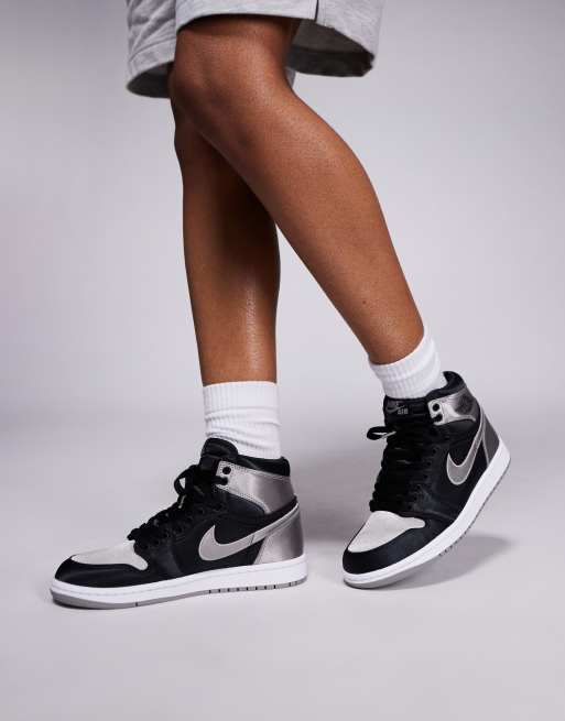 Nike Air Jordan 1 Retro High OG sneakers in black and gray, 4 of 5