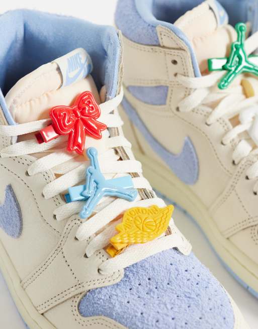Nike Air Jordan 1 Retro High sneakers in beige and light blue , 4 of 5