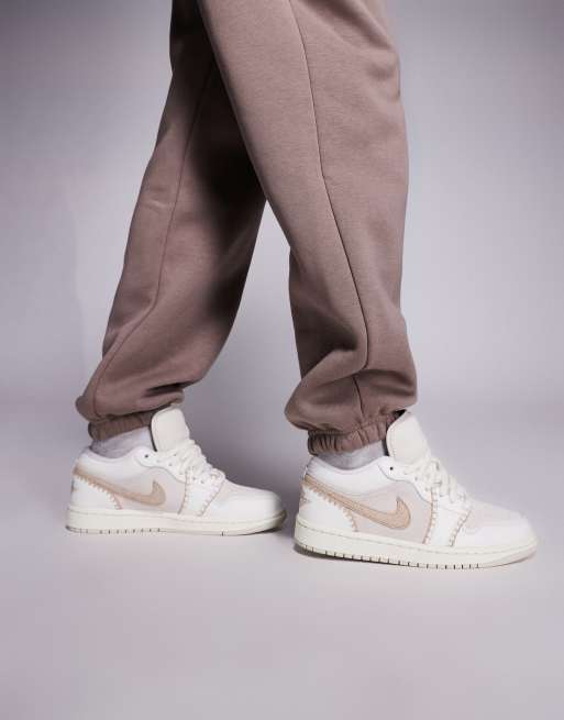Nike - Air Jordan 1 - Sneakers basse beige, 4 di 5