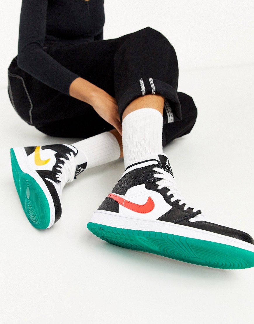 Nike – Air Jordan 1 – Svarta och vita sneakers med halvhögt skaft och flerfärgad swoosh-logga