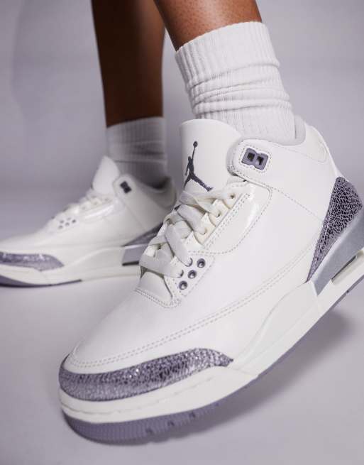 Nike Air Jordan 3 Retro sneakers in white and gray, 3 of 5