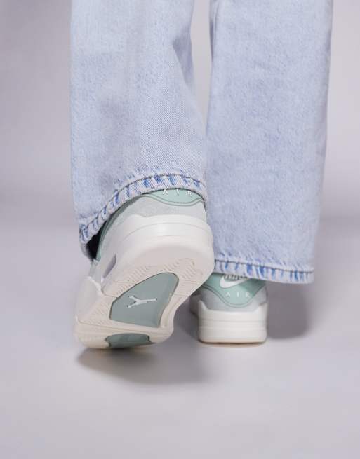 Nike Air Jordan 4 Retro trainers in green and cream