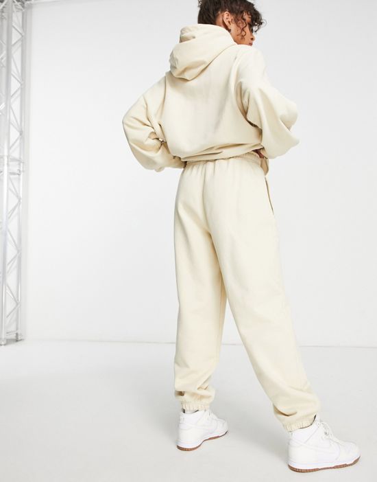 https://images.asos-media.com/products/nike-air-jordan-essential-fleece-sweatpants-in-cream/202978971-2?$n_550w$&wid=550&fit=constrain