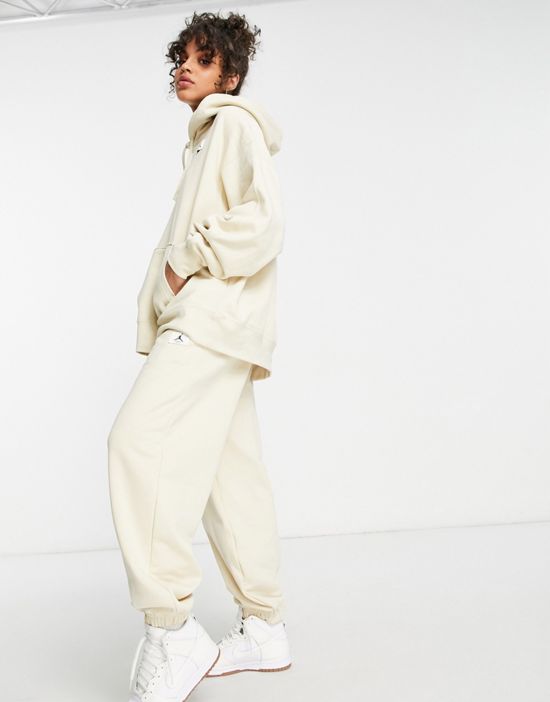 https://images.asos-media.com/products/nike-air-jordan-essential-fleece-sweatpants-in-cream/202978971-4?$n_550w$&wid=550&fit=constrain