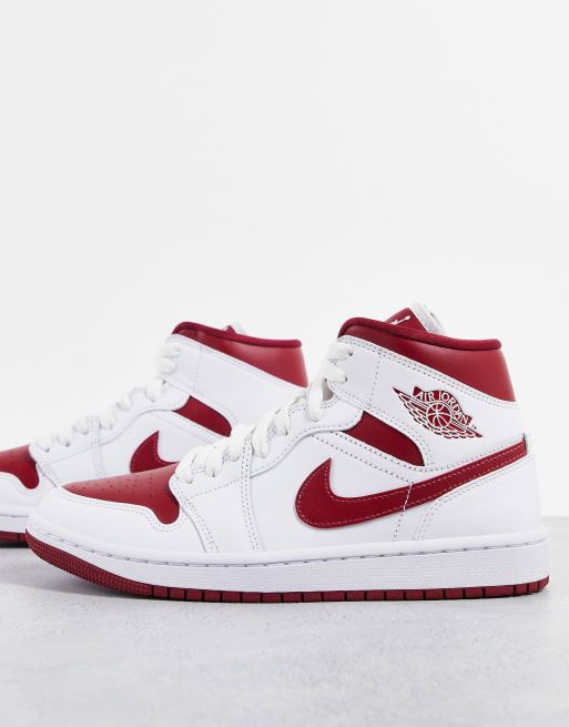Nike Air – Jordan – Vita och röda sneakers med halvhöga skaft