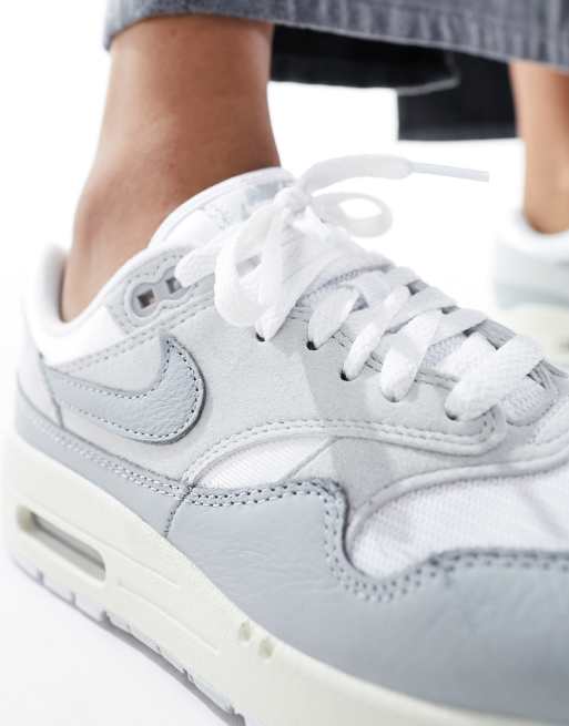 Nike Air Max 1 Sneaker in WeiB und Grau ASOS