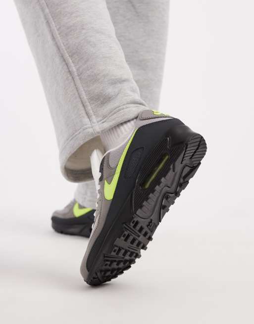 Nike – Air Max 90 – Buty sportowe w kolorze szarym i neonoworóżowym, 3 z 5