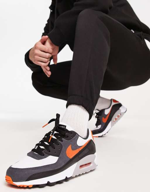 Nike Air Max 90 Sneaker in Schwarz und Orange