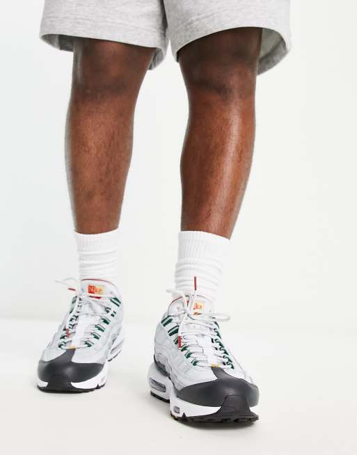 Nike Air Max 95 Essential Sneaker in Pure Platinum und Grun ASOS