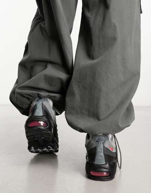 Nike Air Max 95 Essential Sneakers in grijs zwart en rood