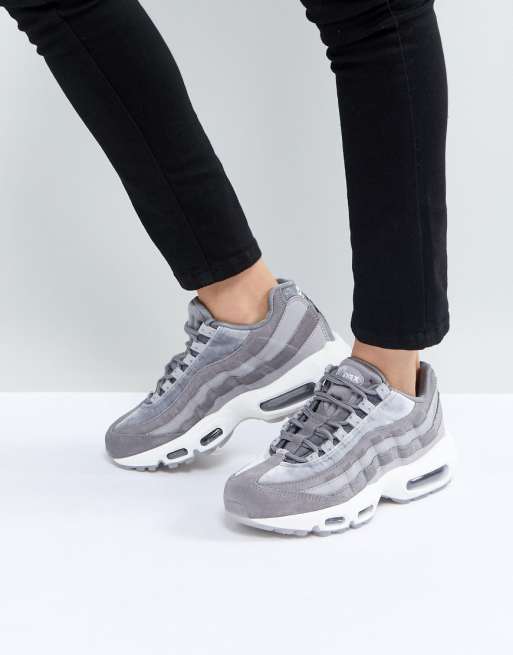 Nike – Air Max 95 – Samt Sneaker in Grau Nike – Air Max 95 – Samt Sneaker in Grau