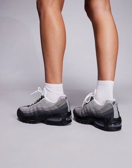 Nike Air Max 95 sneakers in gray and khaki, 4 of 5