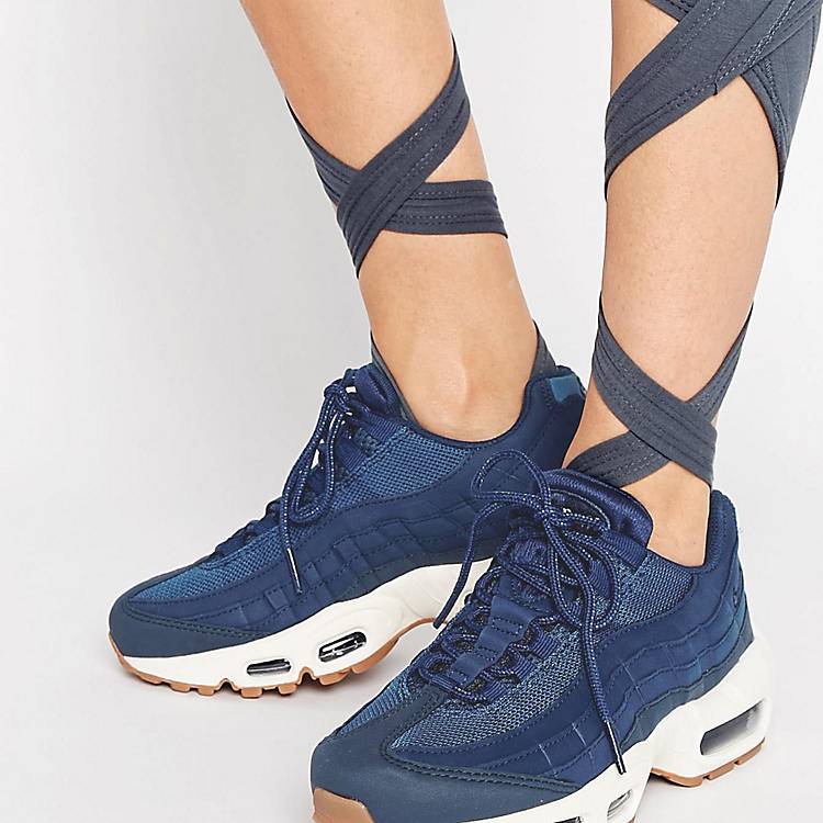 Воздушная подошва. Nike Air Max 95 темно синие. Темно синие кроссовки женские. Кроссовки с голубой подошвой. Кроссовки найк с каучуковой подошвой.