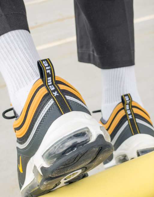 Nike air max plus nere e gialle hotsell