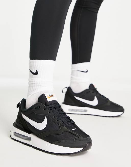 Black and white nike air outlet maxs