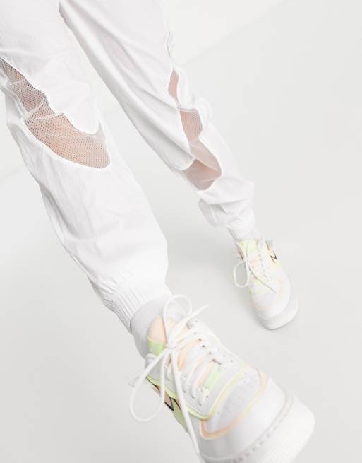 Nike – Air Max Day – Vita vävda mjukisbyxor med omvänd Swoosh-logga , 3 av 4