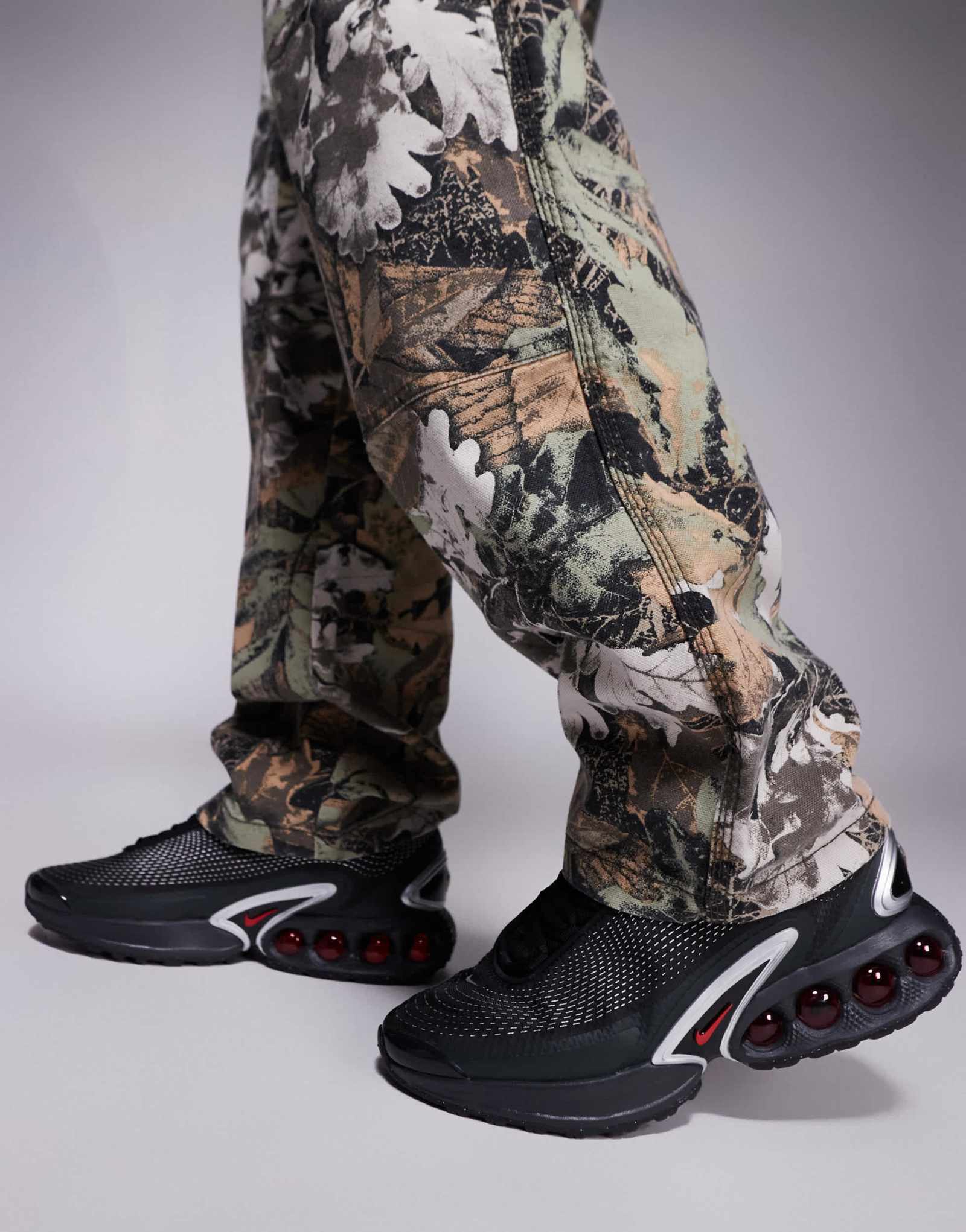 Кроссовки Nike Air Max DN черного и красного цветов