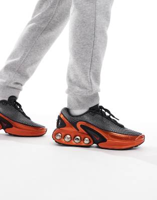 Кроссовки Nike Air Max DN темно-серого и красного цветов 13190₽