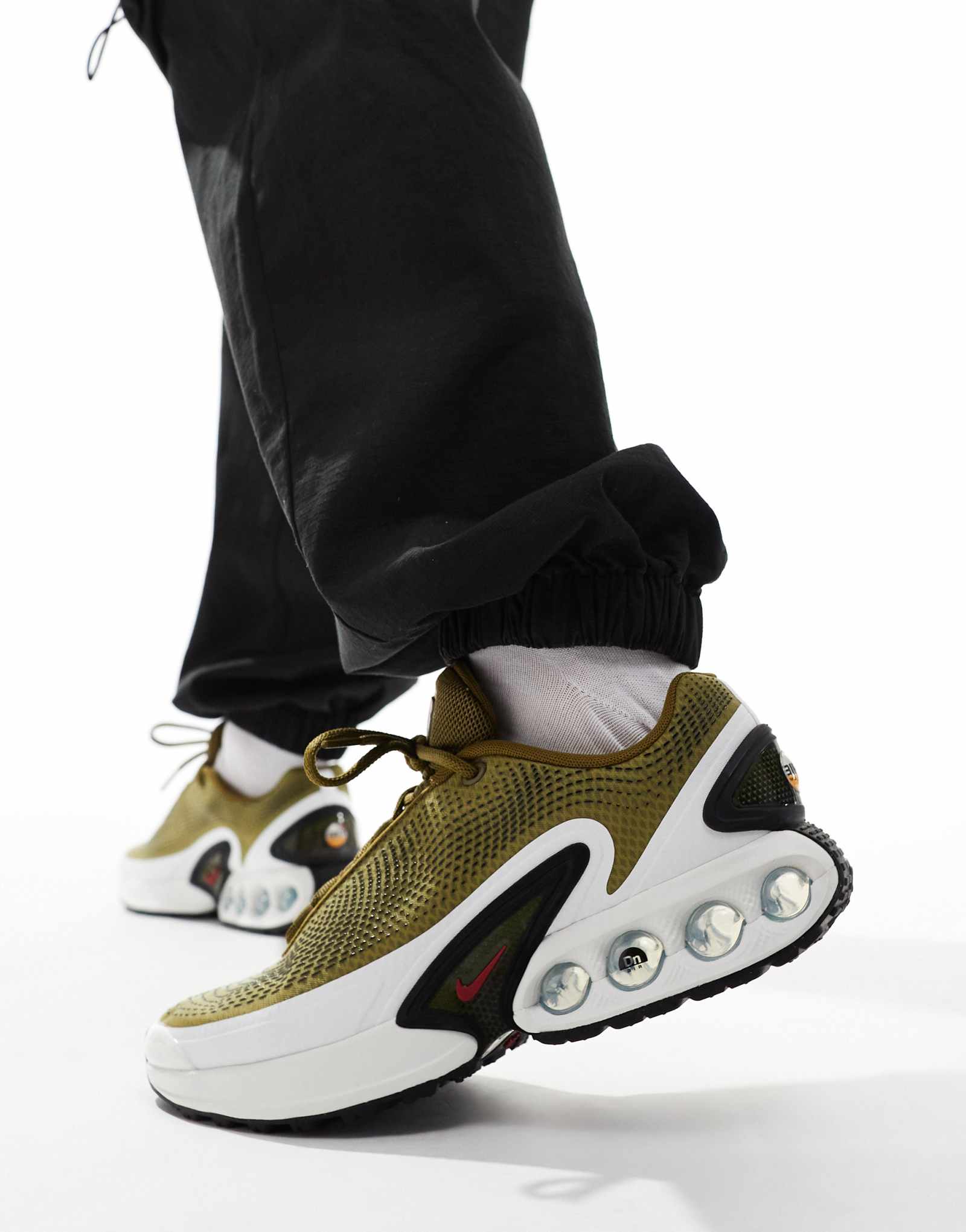 Кроссовки Nike Air Max DN цвета хаки и красного 28890₽