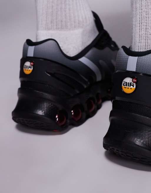 Nike Air Max DN8 sneakers in black and gray, 4 of 5