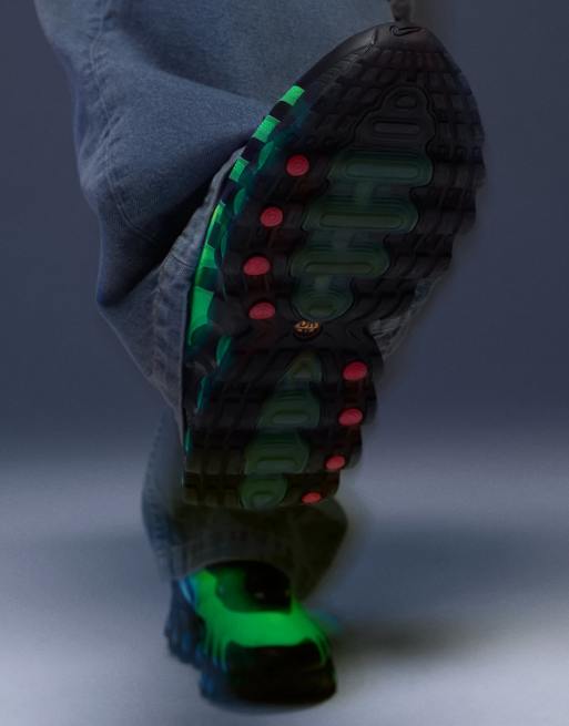 Nike Air Max DN8 sneakers in black and green, 5 of 5