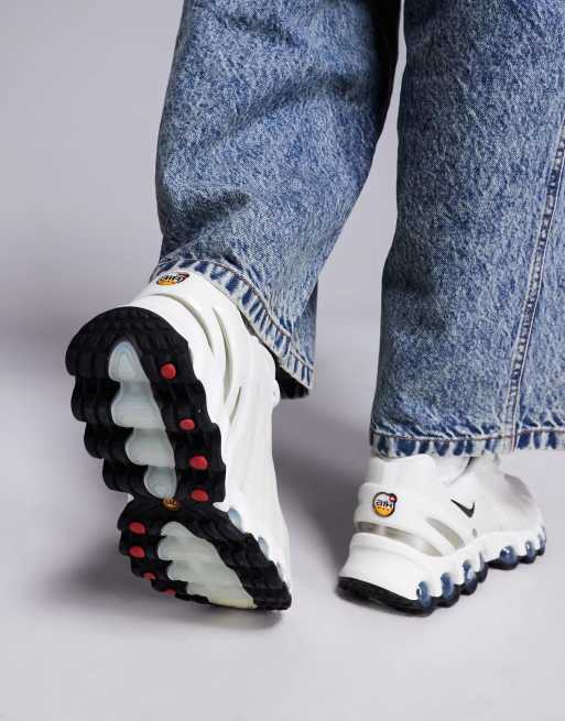 Nike Air Max DN8 sneakers in white and black
