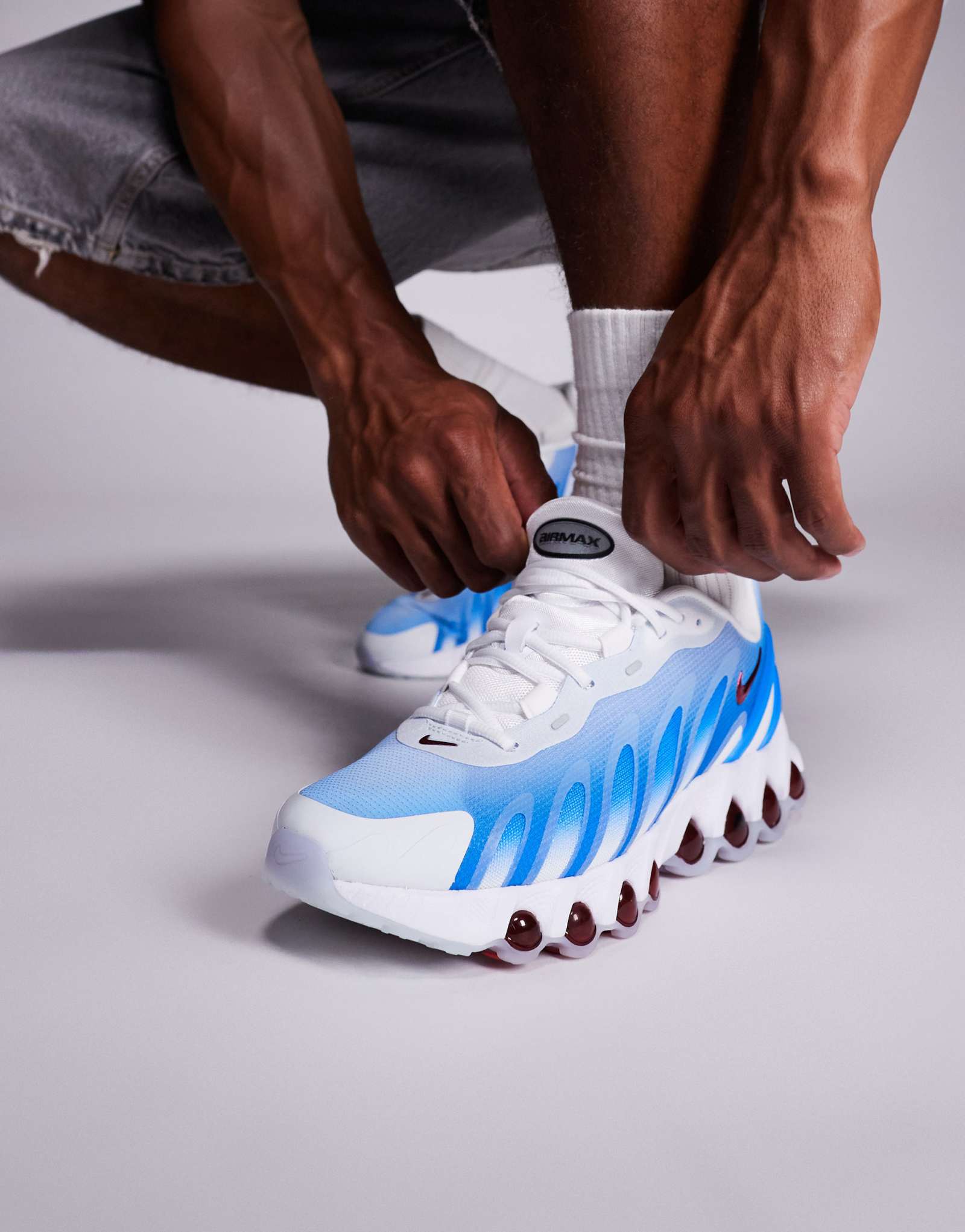 Кроссовки Nike Air Max DN8 белого и синего цветов