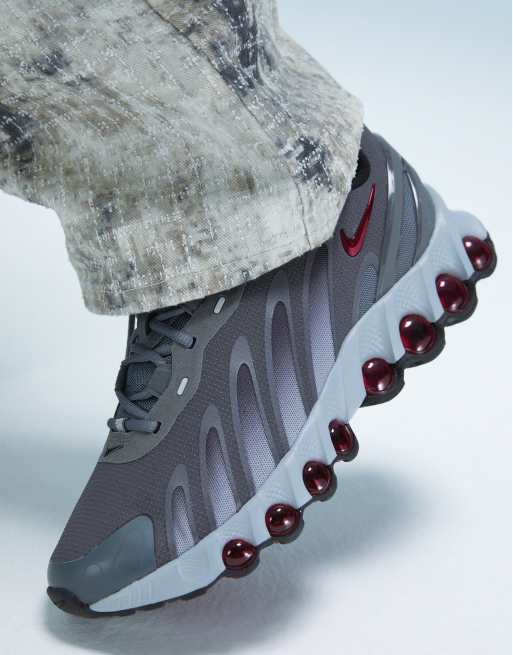 Nike – Air Max DN8 – Szaro-czerwone buty sportowe | ASOS