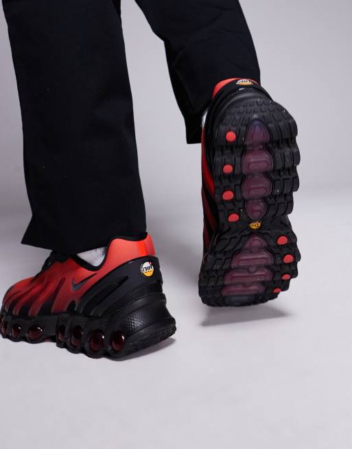 Nike Air Max DN8 trainers in black and red