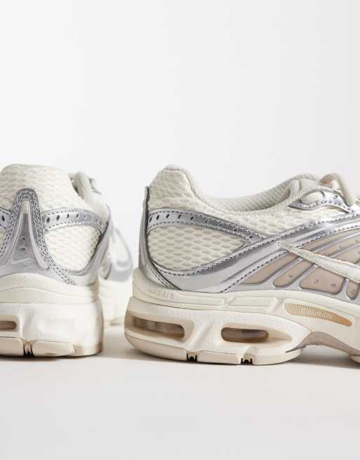 Nike Air Max - Moto 2K - Sneakers in gebroken wit en zilver , 2 van 5