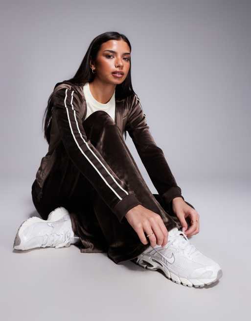 Nike Air Max Moto 2K sneakers in off white , 3 of 5