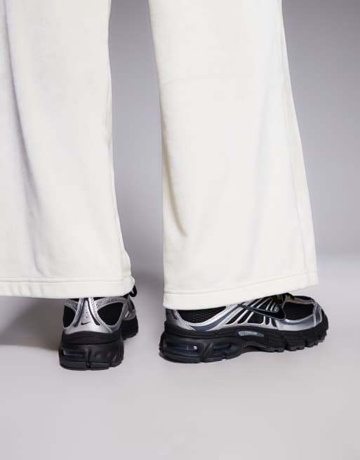Nike Air Max - Moto 2k - Sneakers in zwart en zilver metallic, 5 van 5
