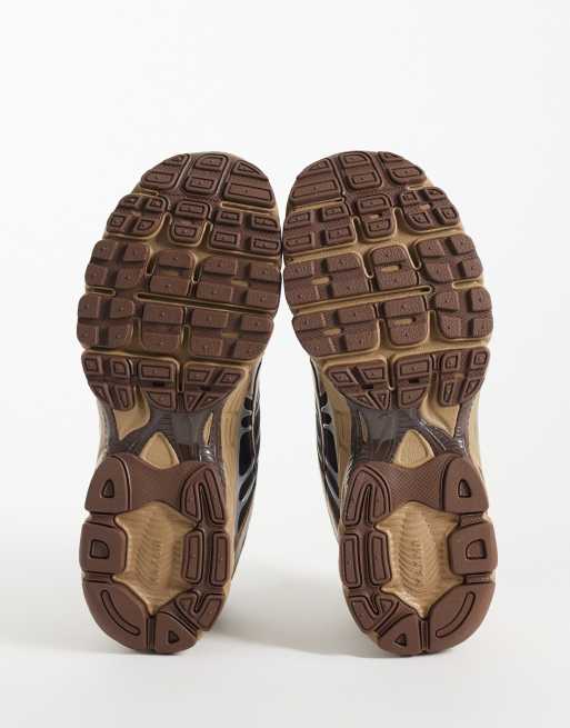 Nike Air Max Moto 2K suède sneakers in bruin en zilver, 4 van 5