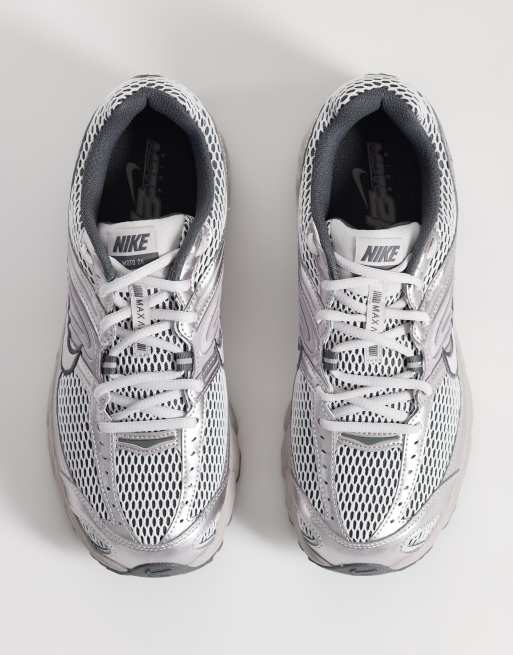 Nike Air Max Moto 2K trainers in grey, 3 of 5