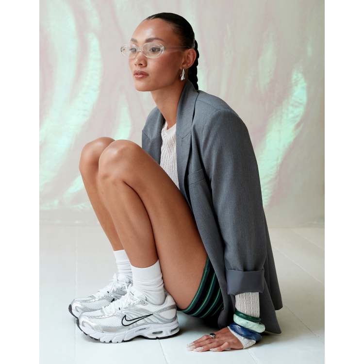 スニーカー Nike Air Max Moto 2K W White llic Silver Black Stadium G Nike Air Max Moto sneakers in white and black | ASOS