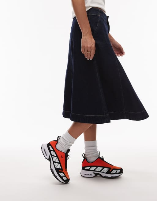 Nike Air Max SNDR unisex trainers in orange and black, 3 of 5