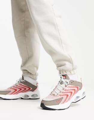 Nike – Air Max TW Next Nature – Sneaker in Knochenweiß, Rot und Tongrau