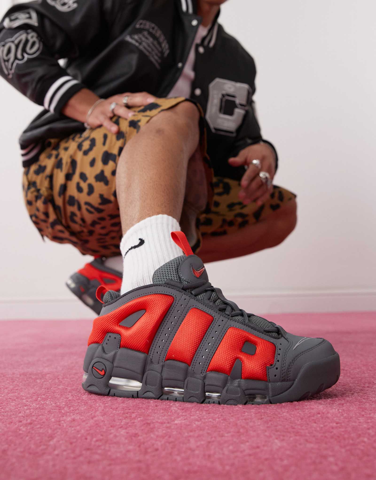 Низкие кроссовки Nike Air More Uptempo серого и красного цветов