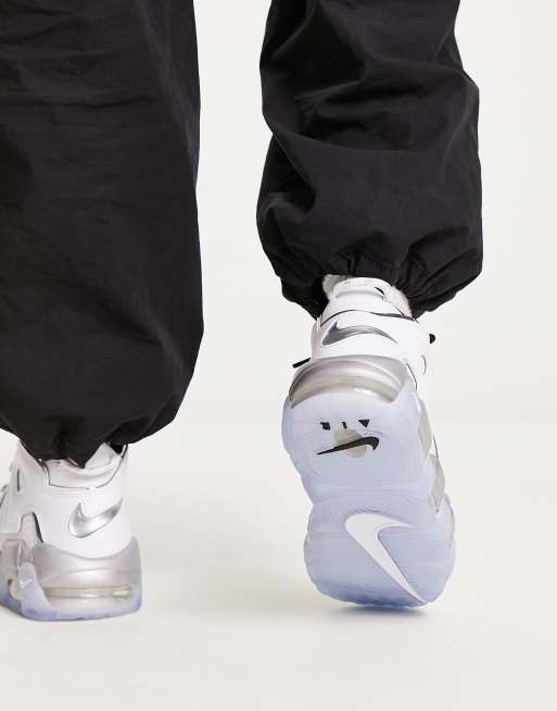 Nike Air - More Uptempo - Sneakers i hvid og metallisk sølvfarve, 2 af 4